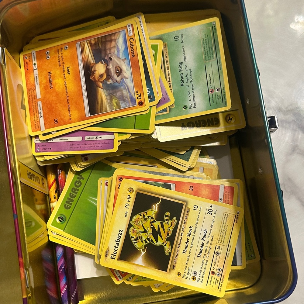 Random Pokémon cards and Trading Card Game Tin - Multicolor - Picture 5 of 6
